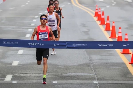 2022年上海马拉松开跑 男女冠军出炉