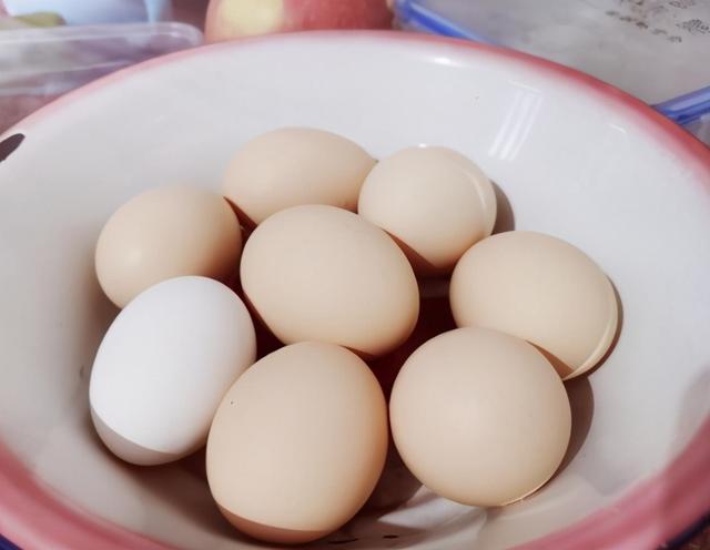 腌咸鸡蛋怎么腌好吃油多不咸（直接裹盐是大错）(5)